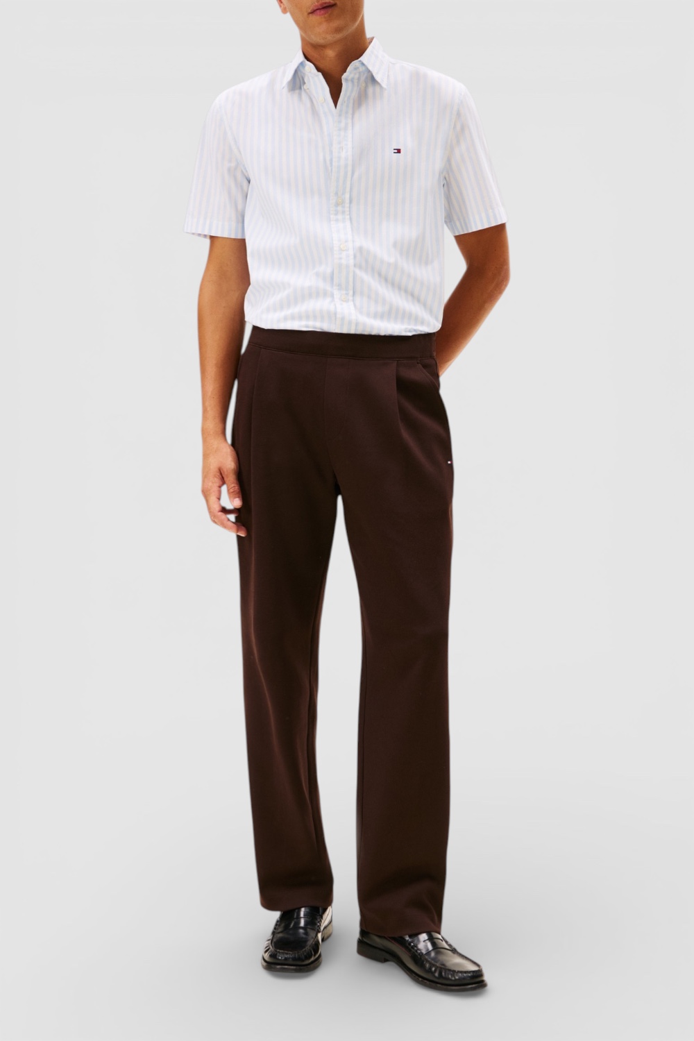 תמונת כל הלוק של חולצה מכופתרת